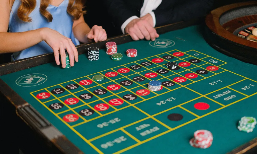 What themed elements attract players to online slot games?