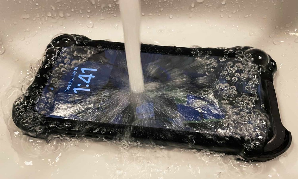Keeping Your Phone Safe With Waterproof Protection