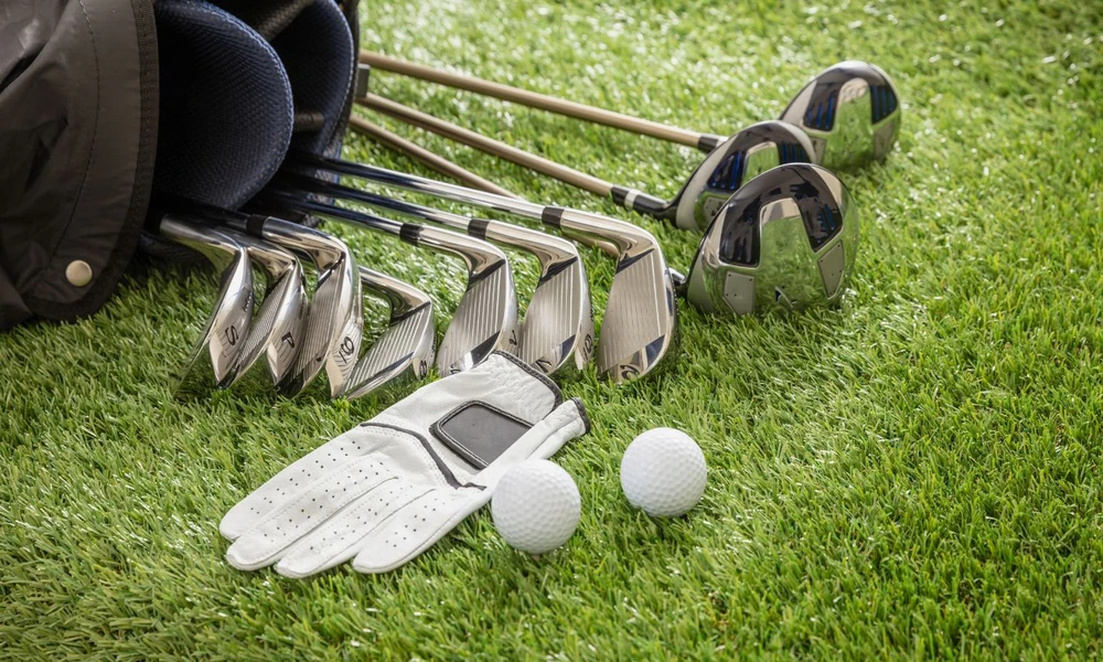 What are the main types of golf clubs?